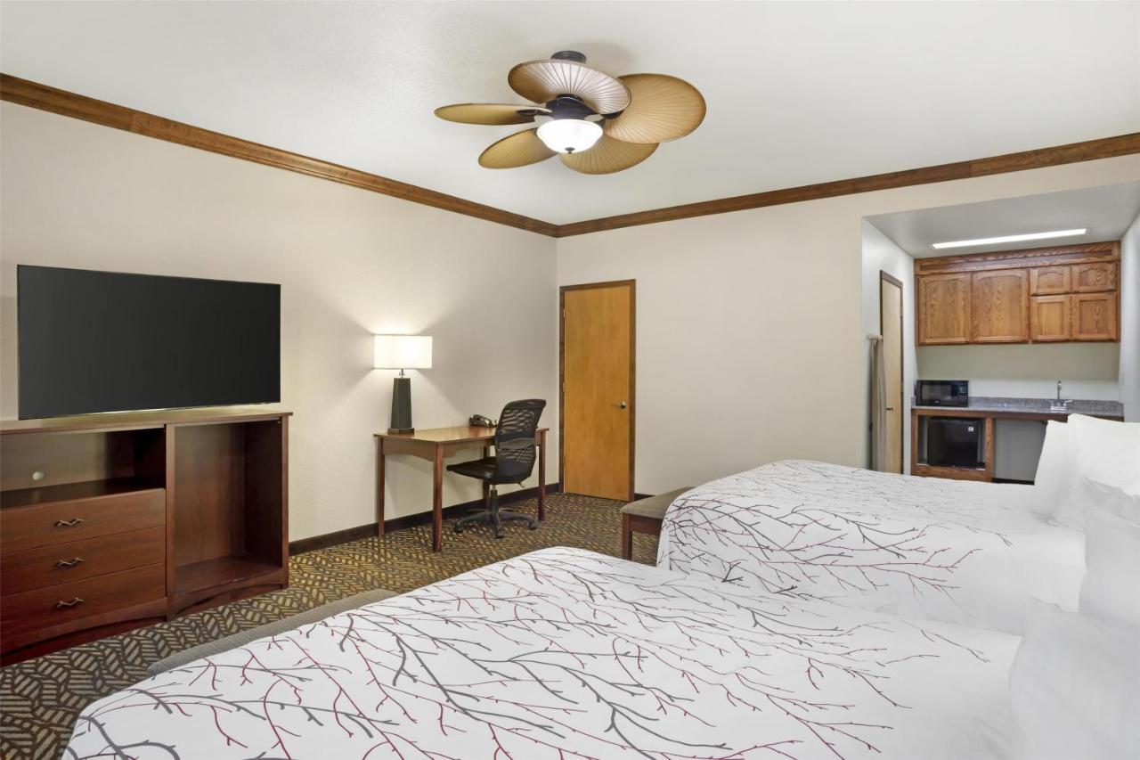 Queen Room with Two Queen Beds and Bathtub - Non-Smoking at Best Western Plus Yosemite Gateway Inn