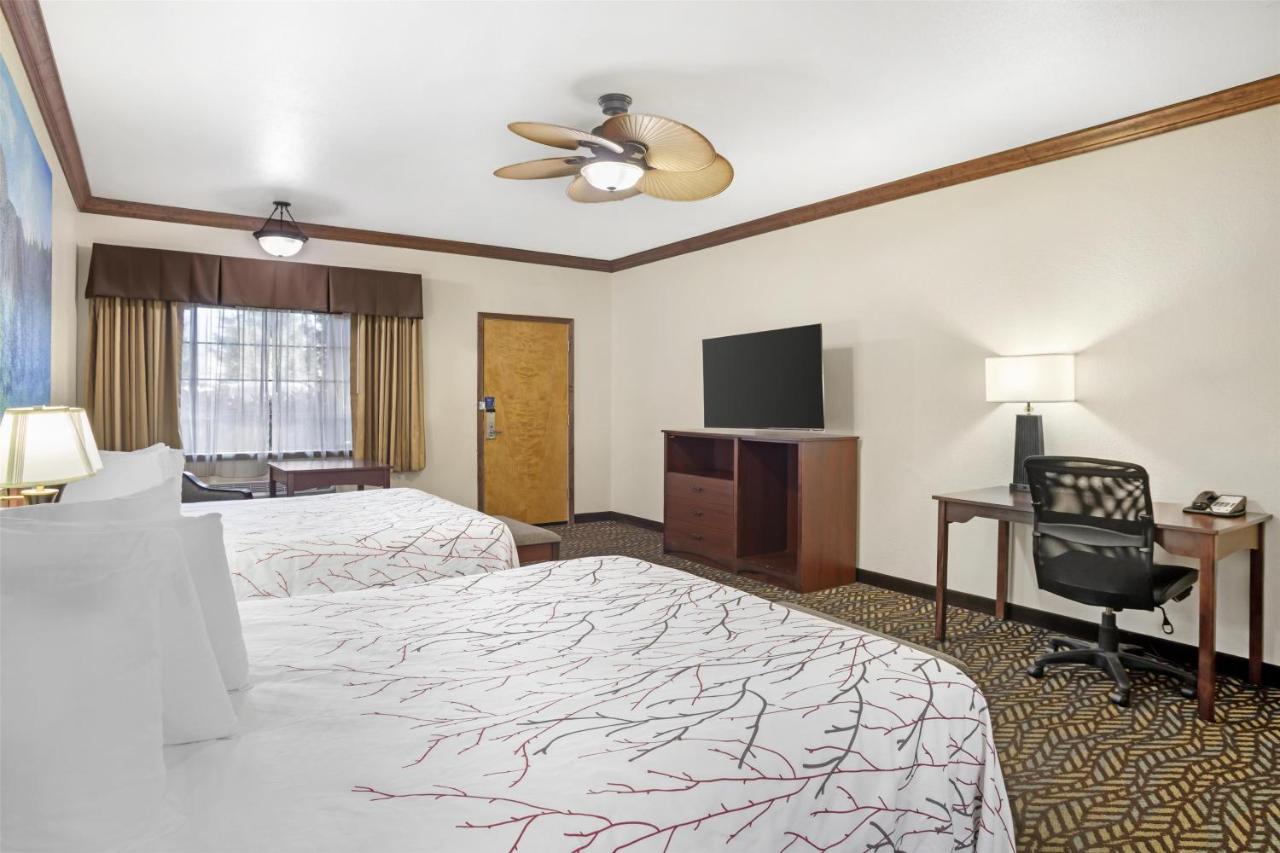 Queen Room with Two Queen Beds and Bathtub - Non-Smoking at Best Western Plus Yosemite Gateway Inn