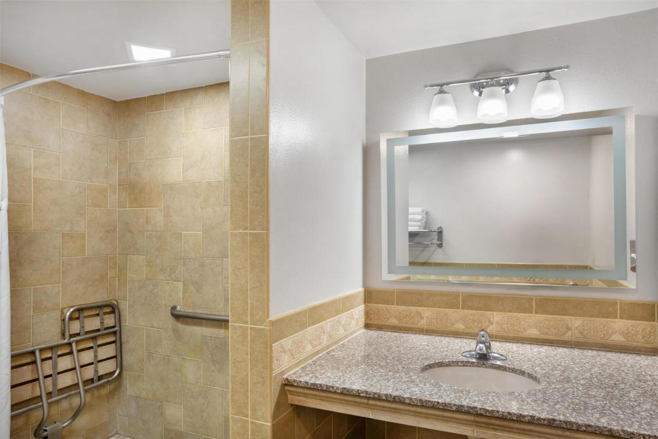 Queen Room with Two Queen Beds and Roll-In Shower - Disability Access at Best Western Plus Yosemite Gateway Inn