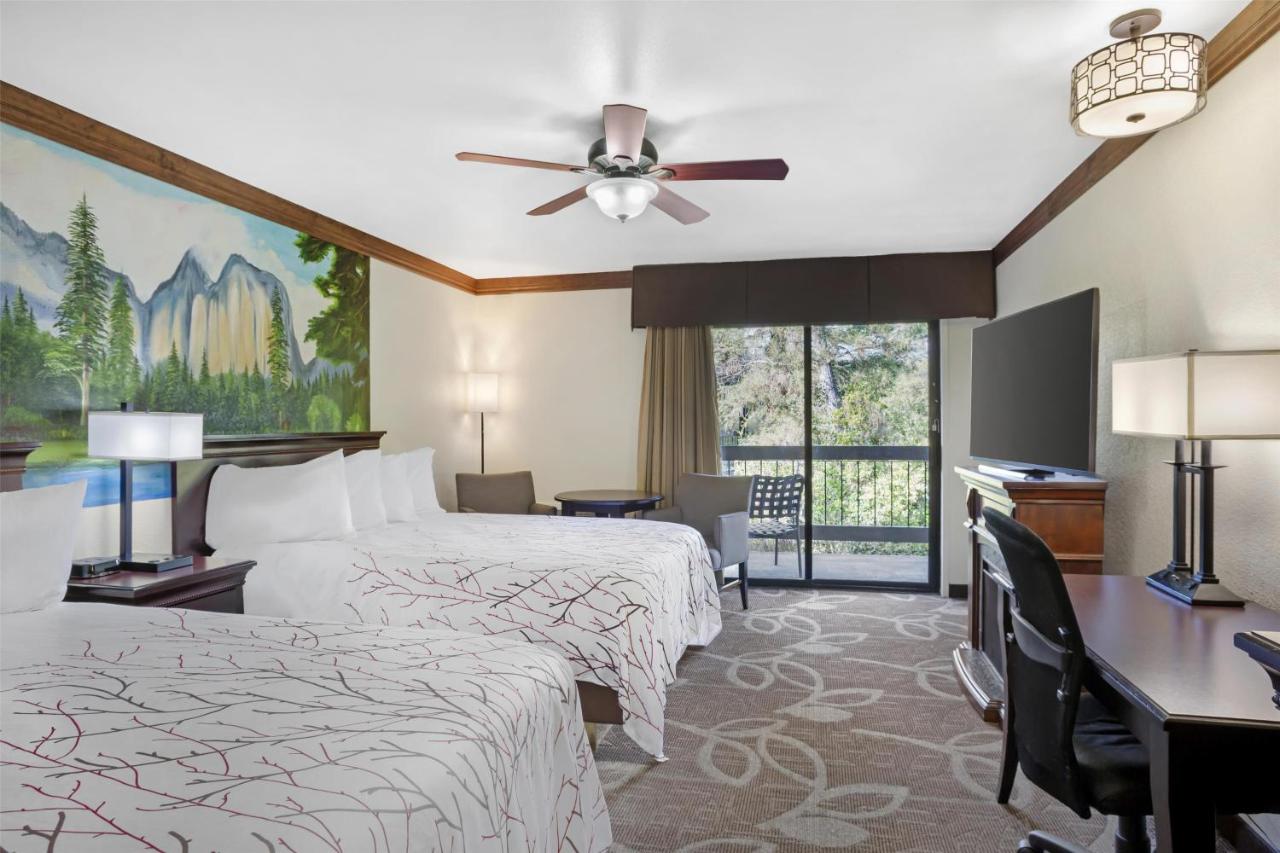 Queen Suite with Two Queen Beds and Bath Tub - Disability Access/Sofa Bed at Best Western Plus Yosemite Gateway Inn