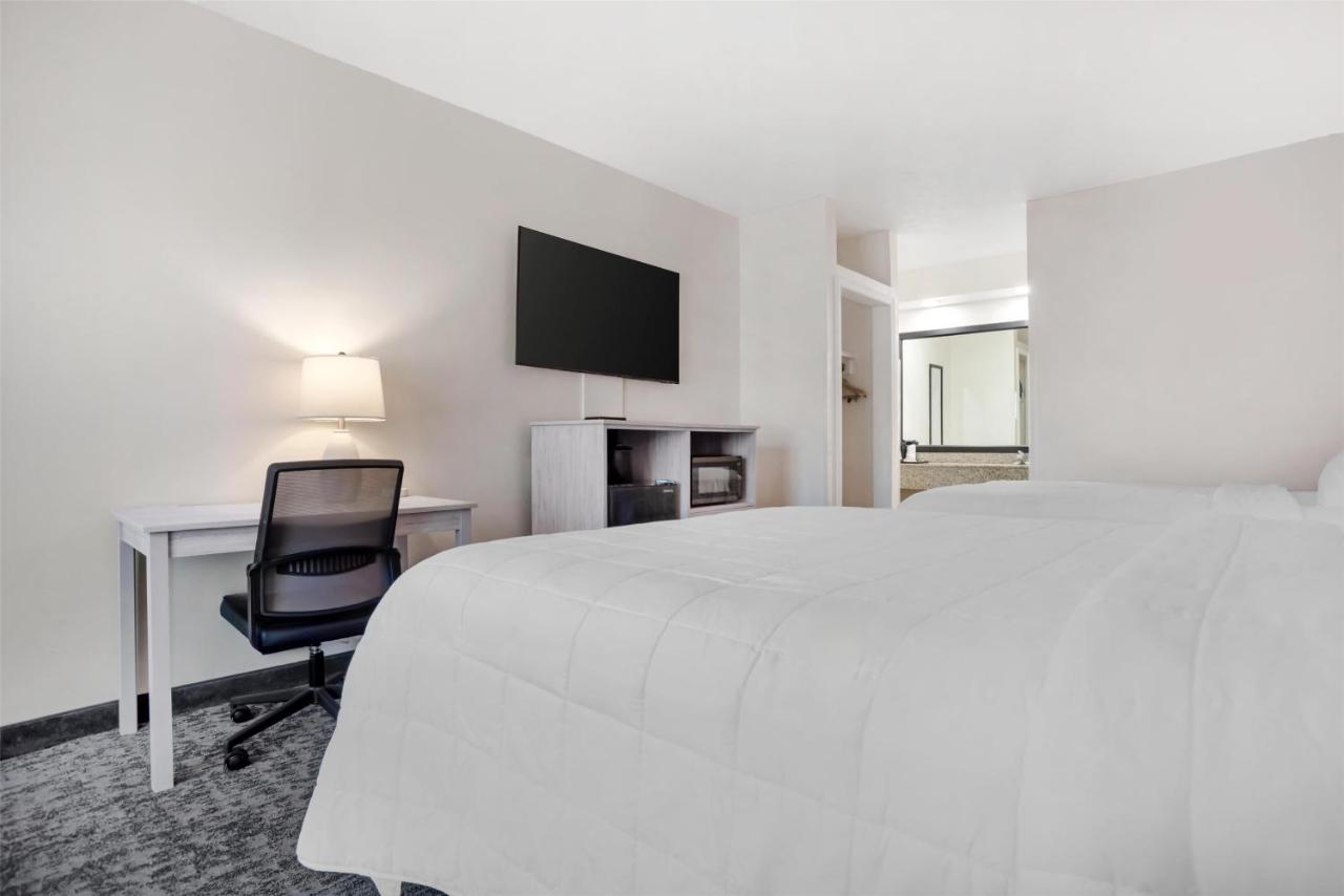 Queen Room with Two Queen Beds at Best Western Navarre Waterfront