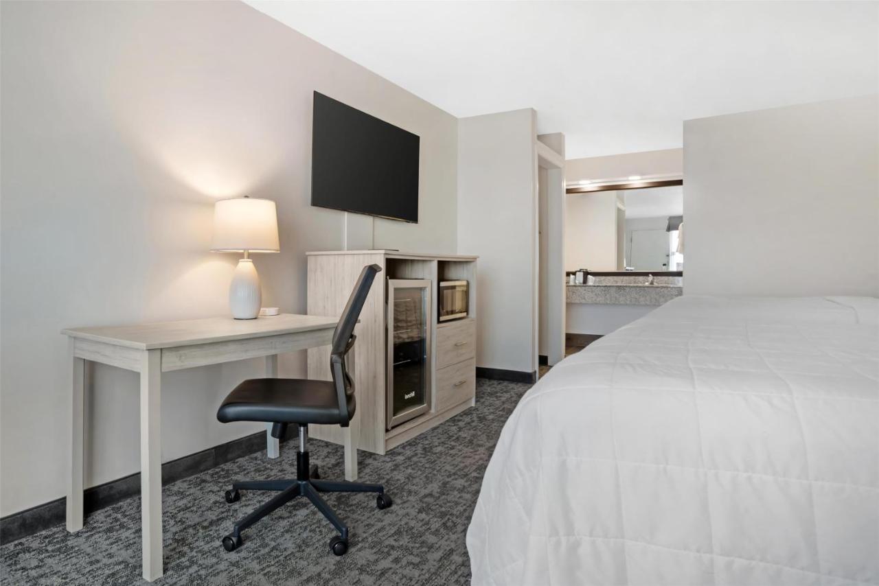 Queen Room with Two Queen Beds - Pool View at Best Western Navarre Waterfront