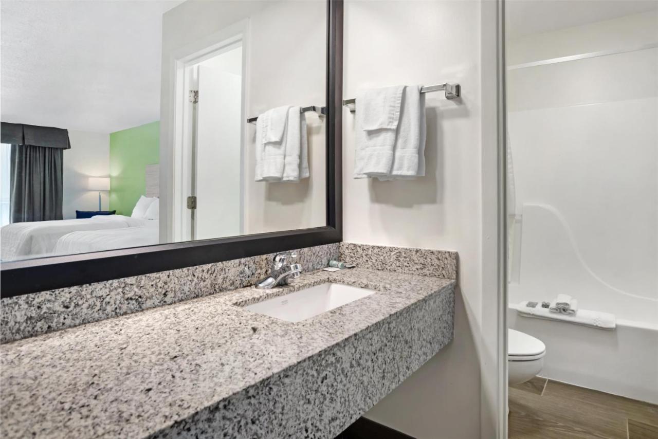Queen Room with Two Queen Beds - Pool View at Best Western Navarre Waterfront