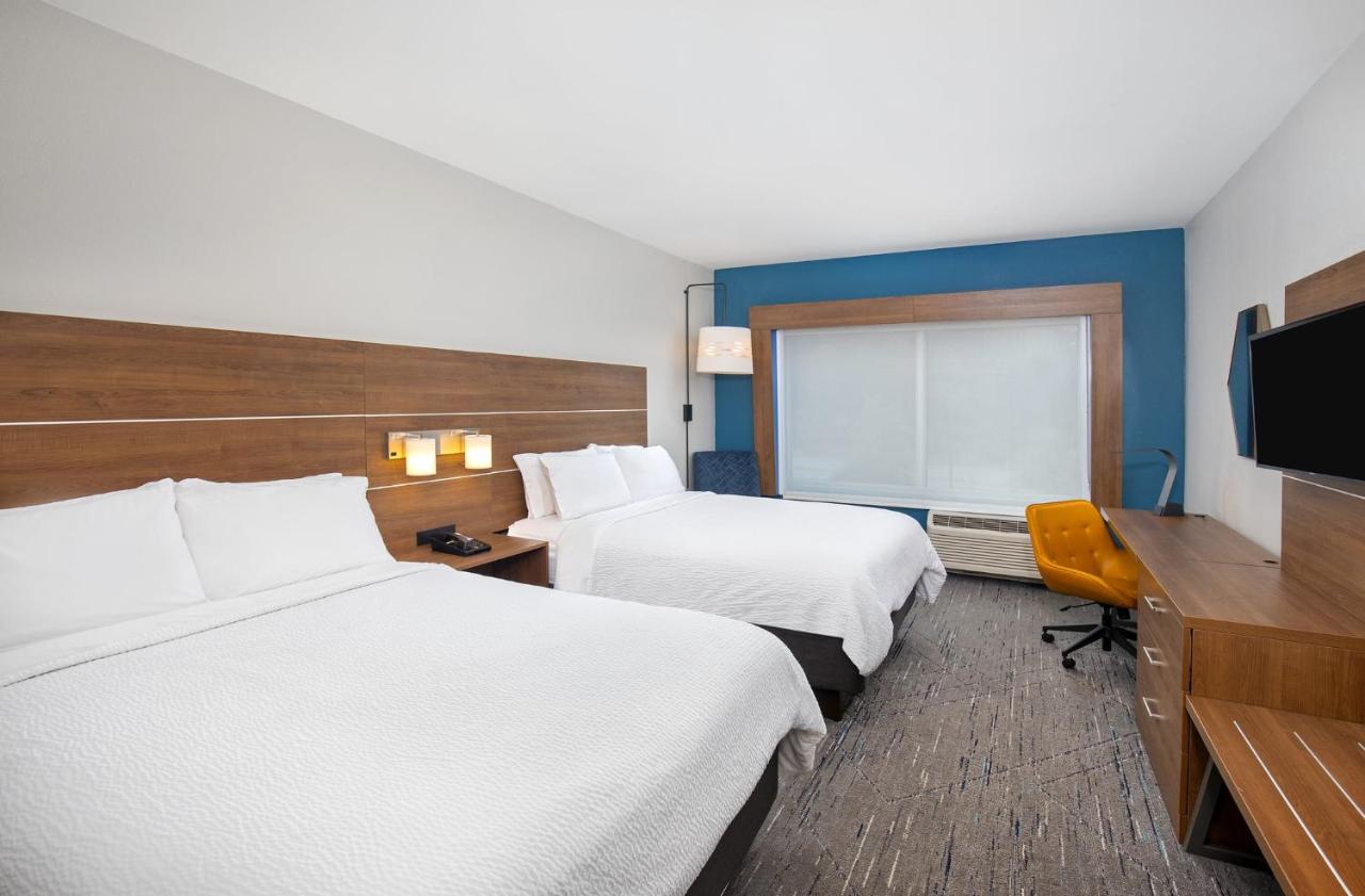 Queen Room with Two Queen Beds at Holiday Inn Express & Suites Carrollton West by IHG