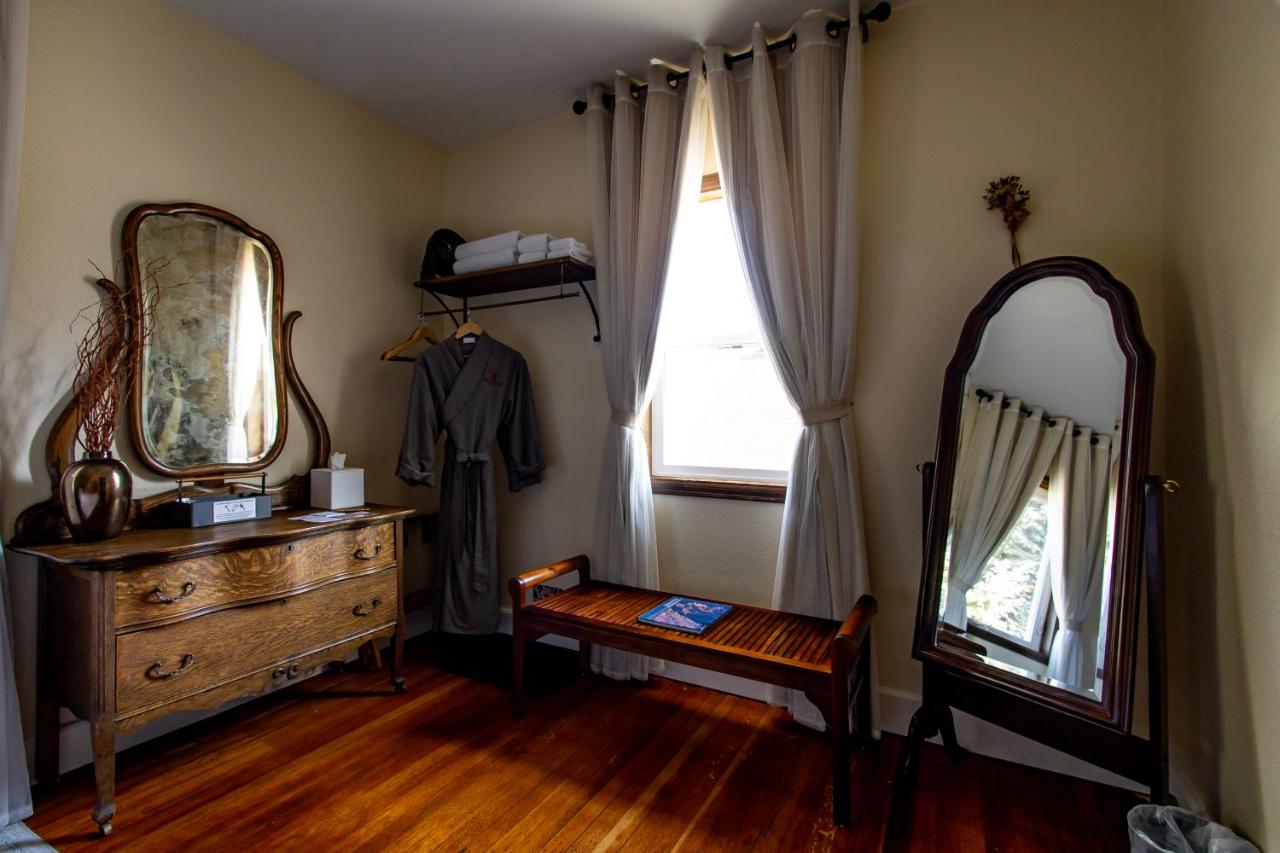 | Hotel Packwood