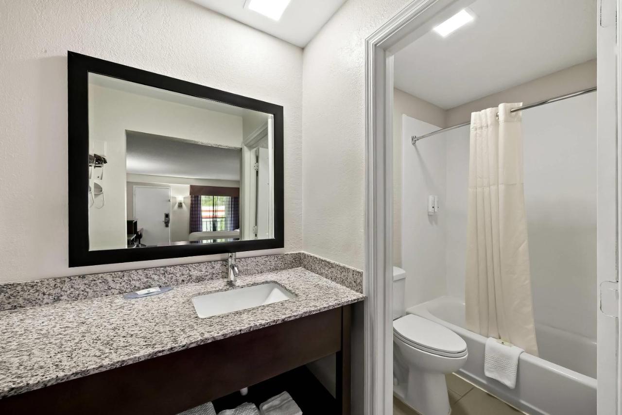| Quality Inn Raeford