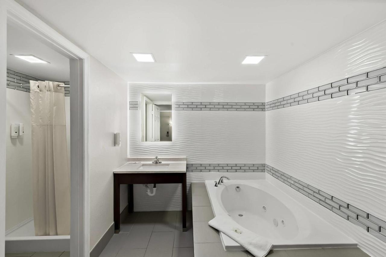 | Quality Inn Raeford