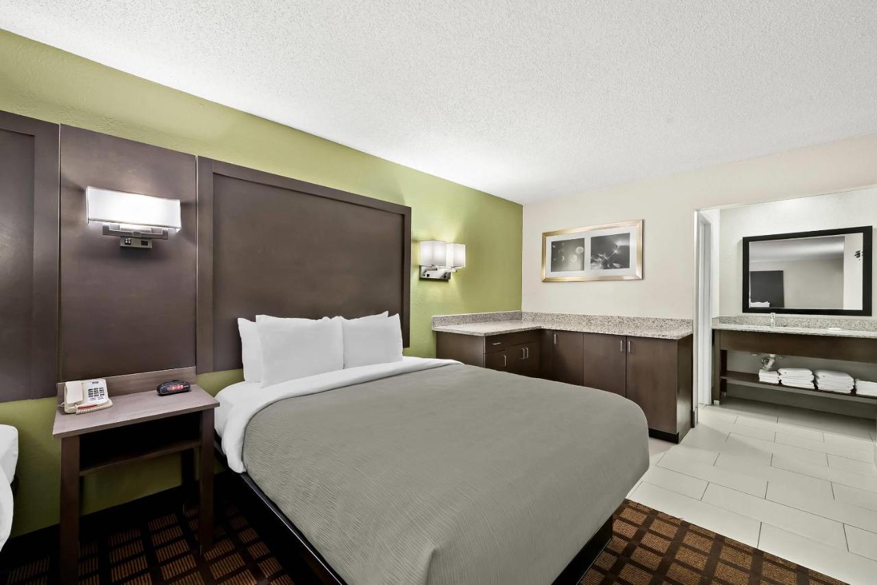 | Quality Inn Raeford