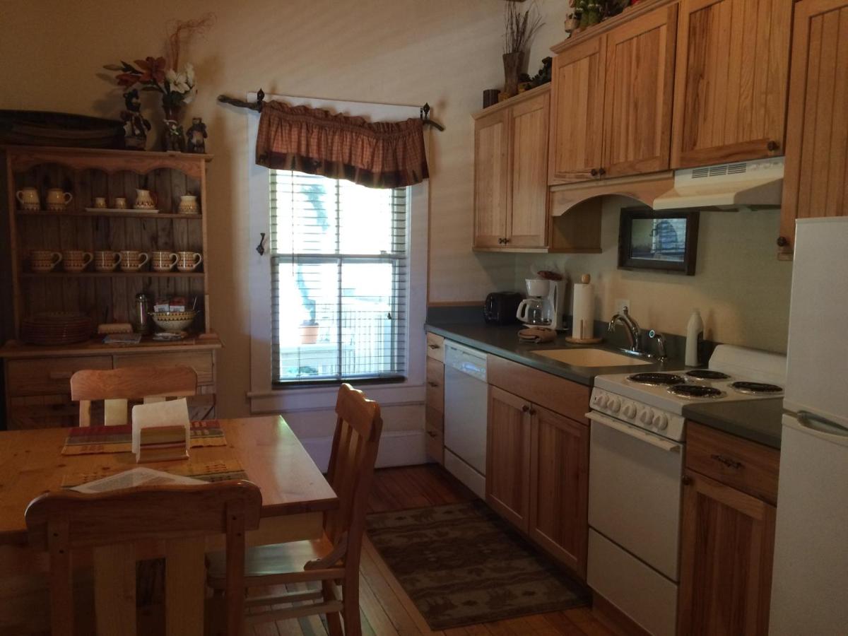 | Calhoun House Inn & Suites