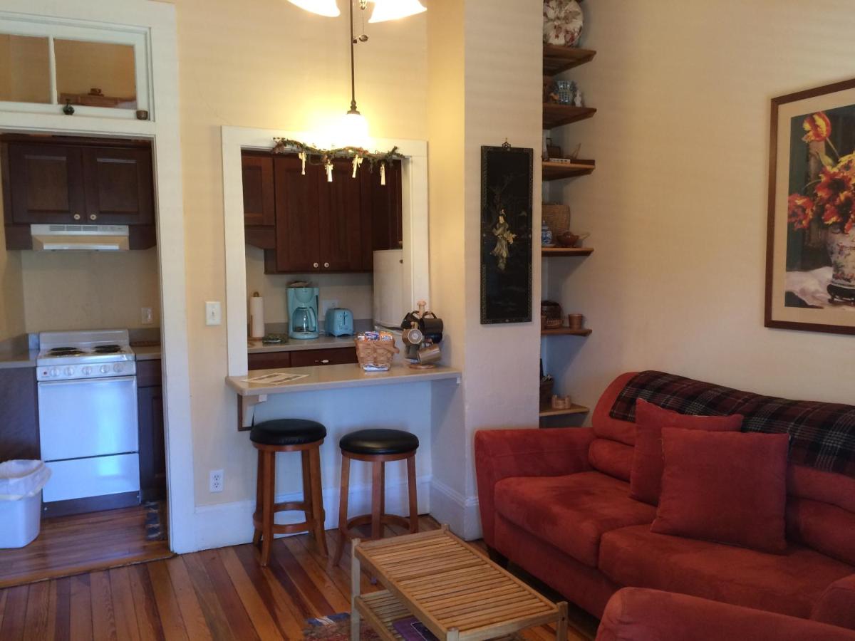 | Calhoun House Inn & Suites
