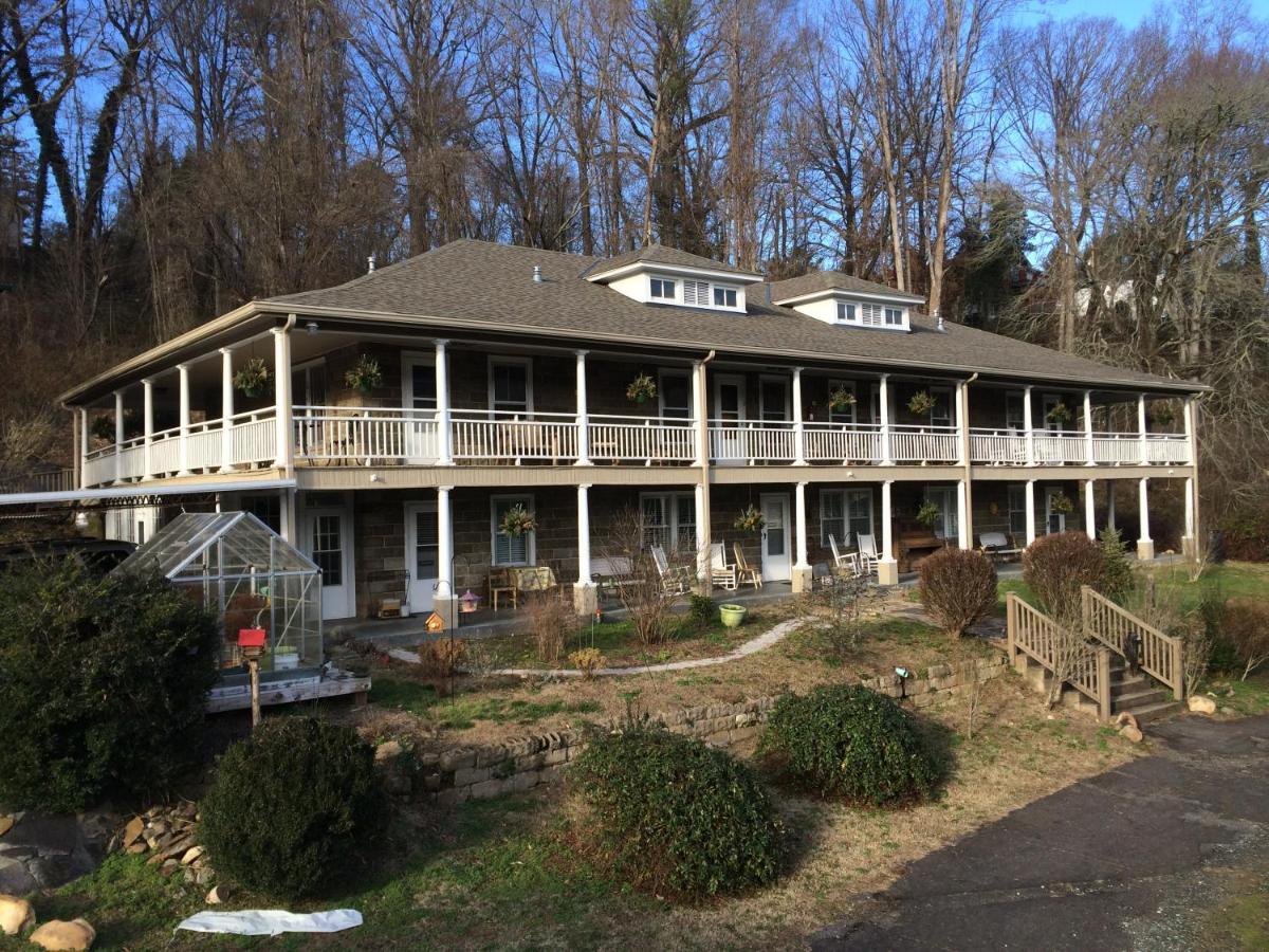 | Calhoun House Inn & Suites