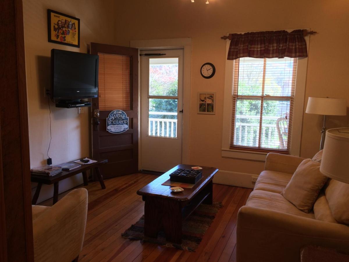 | Calhoun House Inn & Suites