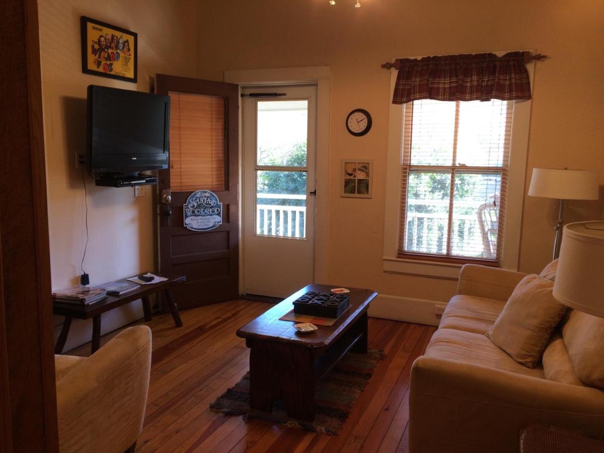 | Calhoun House Inn & Suites