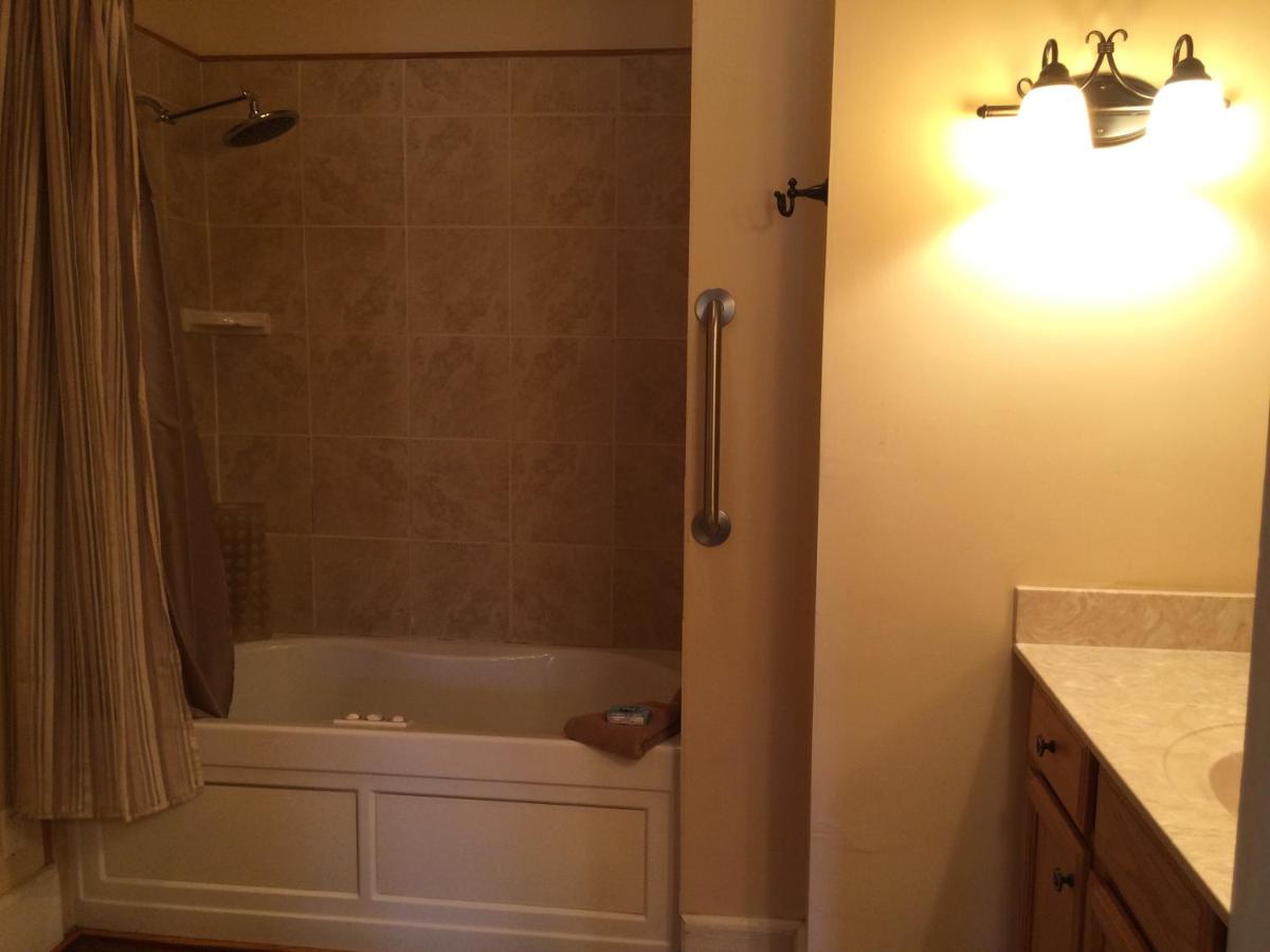 | Calhoun House Inn & Suites