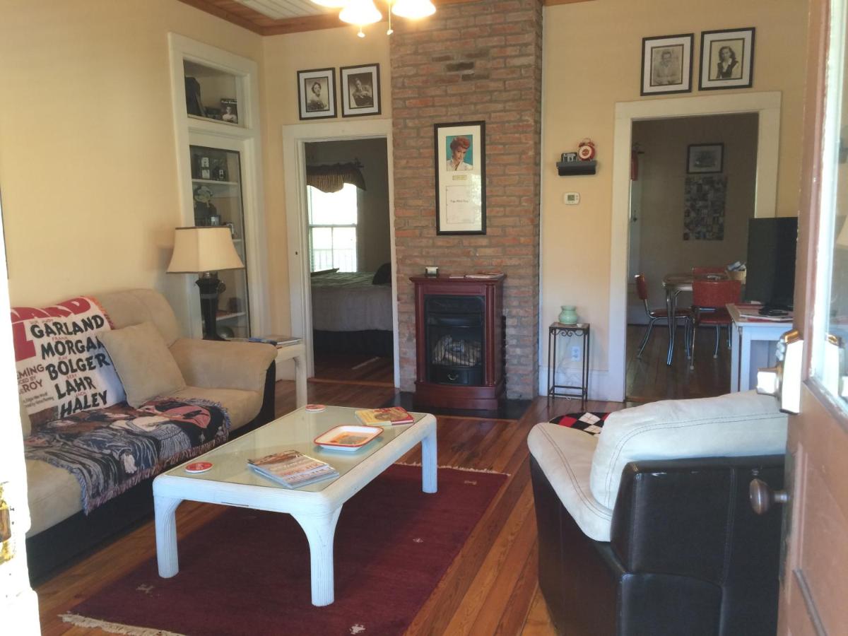 | Calhoun House Inn & Suites