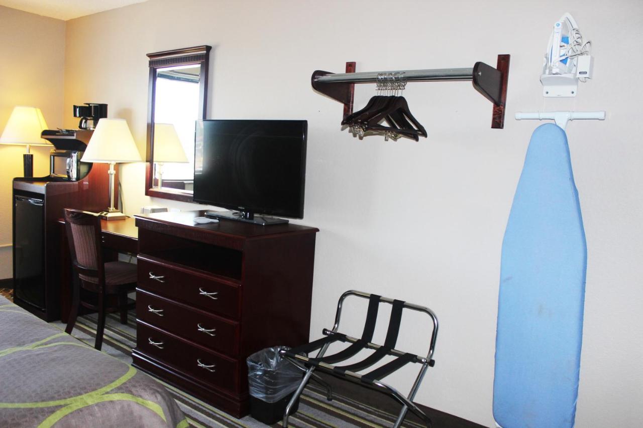 Queen Room - Mobility Access/Non-Smoking at Super 8 by Wyndham Tuscaloosa