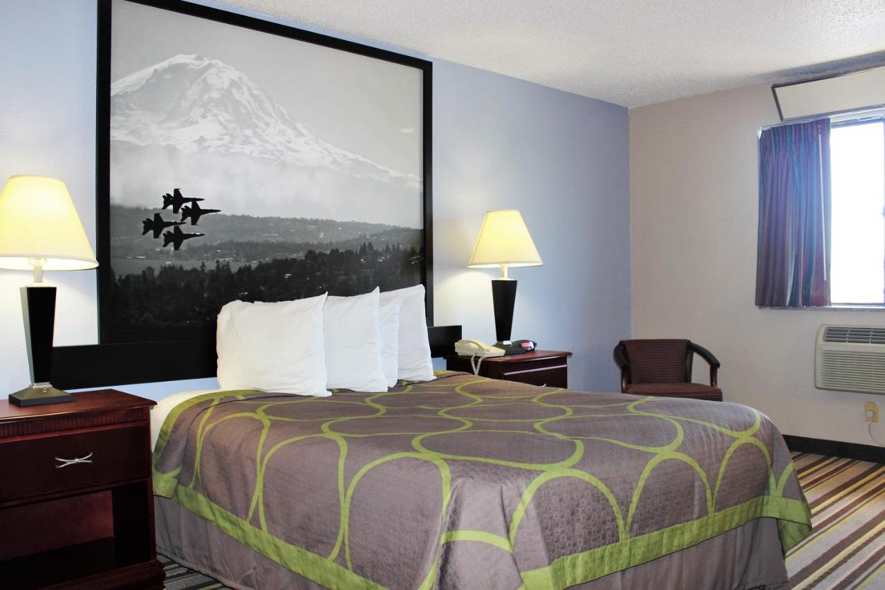 Queen Room - Mobility Access/Non-Smoking at Super 8 by Wyndham Tuscaloosa