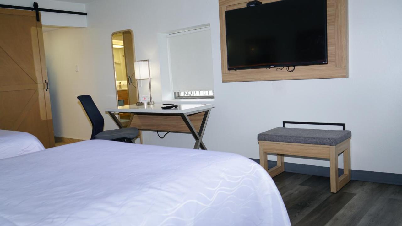  | Airport Waterfront Inn