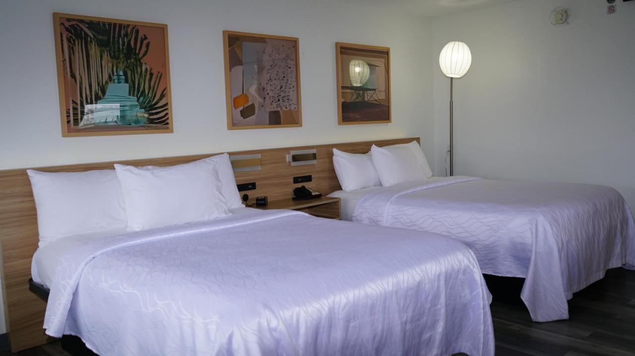 | Airport Waterfront Inn
