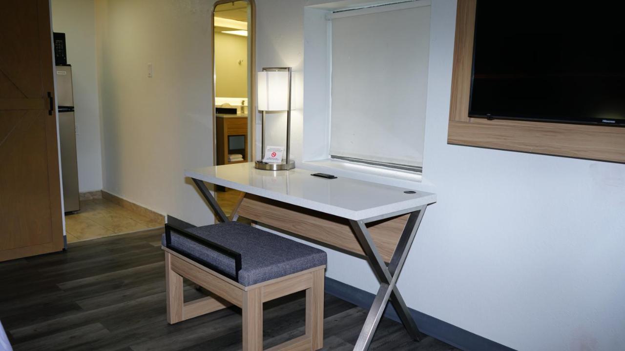 | Airport Waterfront Inn