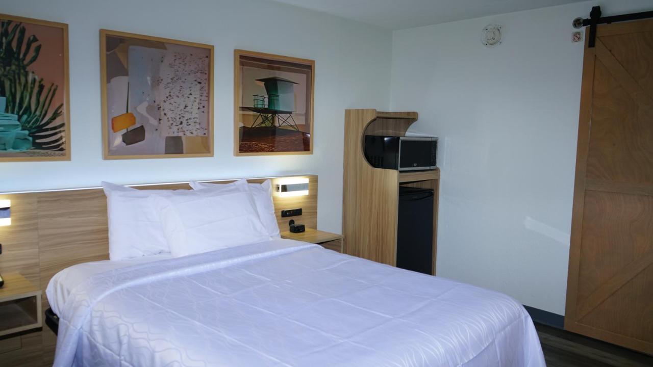 | Airport Waterfront Inn