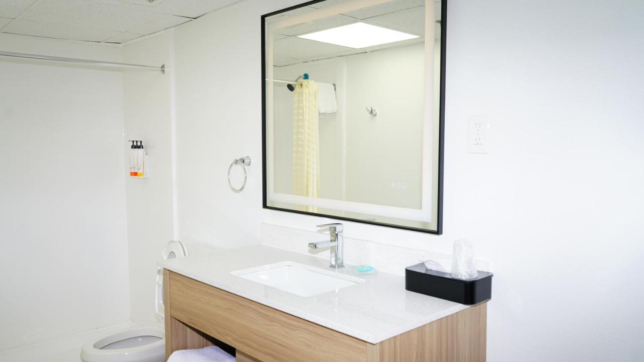 | Airport Waterfront Inn