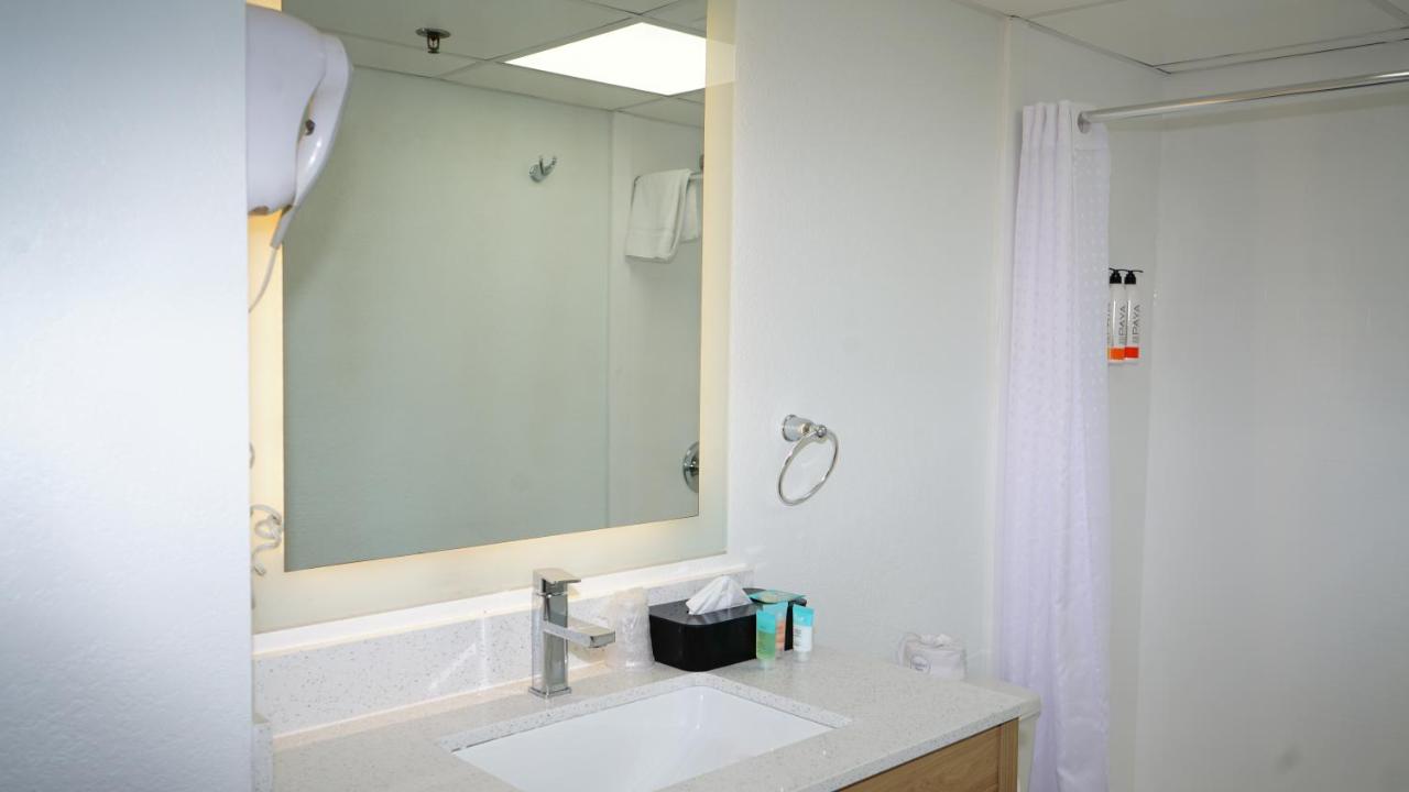 | Airport Waterfront Inn