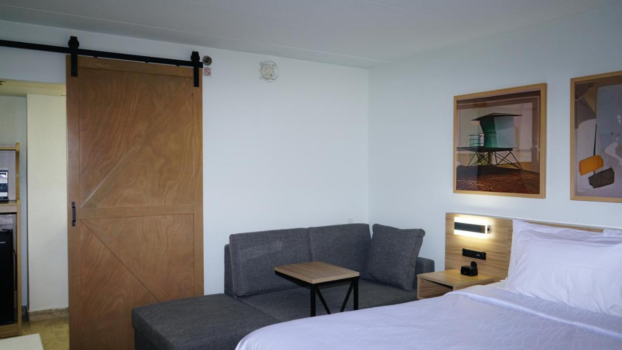 | Airport Waterfront Inn
