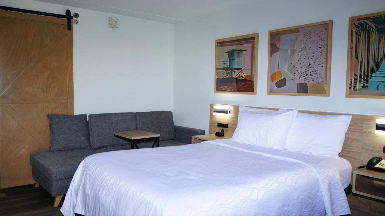 | Airport Waterfront Inn
