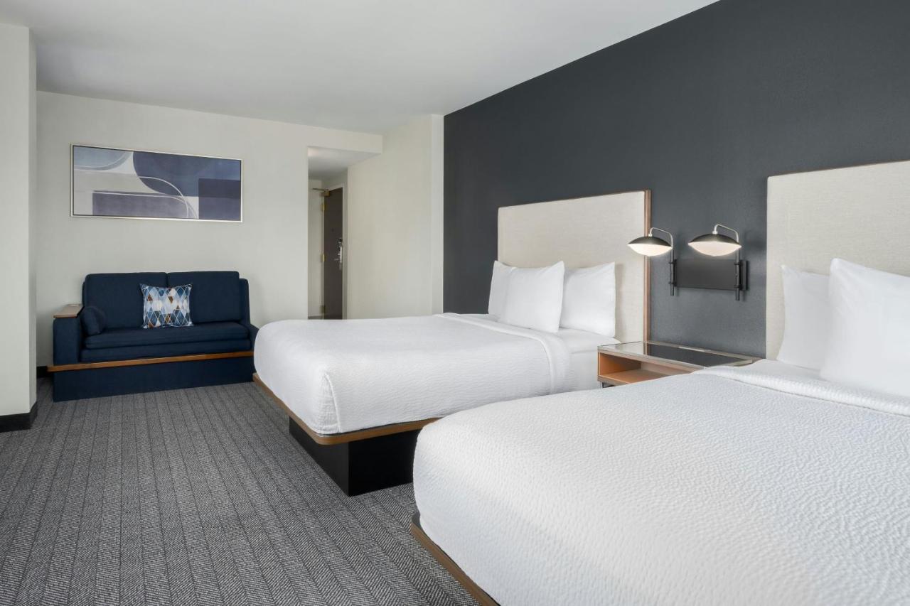 Guest room, 2 Queen, Sofa bed, Aquarium view, Corner room at Courtyard by Marriott Chattanooga Downtown