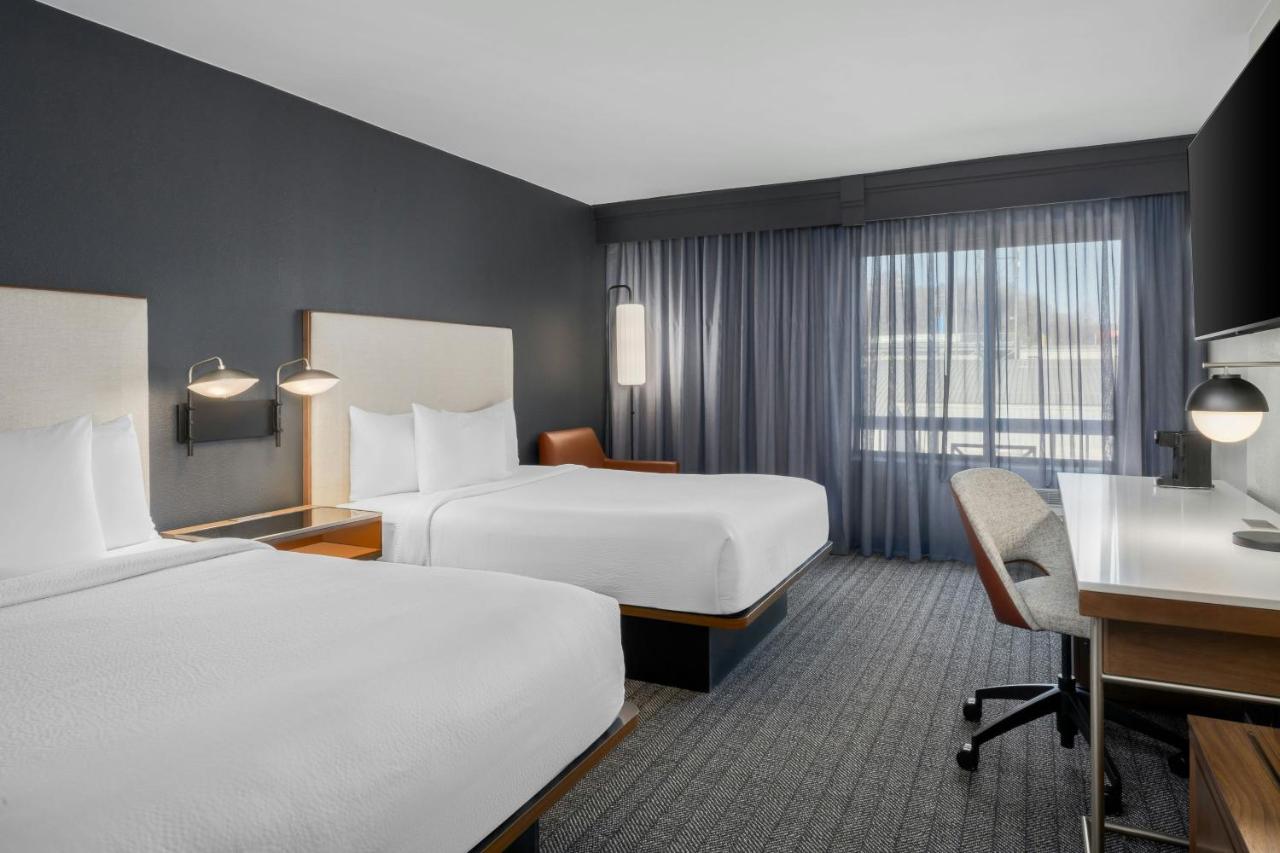 Queen Room with Two Queen Beds at Courtyard by Marriott Chattanooga Downtown