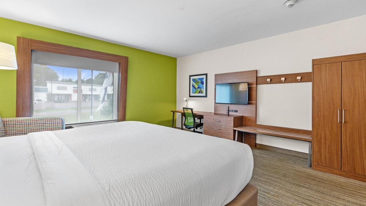 King Room - Hearing Accessible - Non-Smoking at Holiday Inn Express & Suites Mobile - University Area by IHG