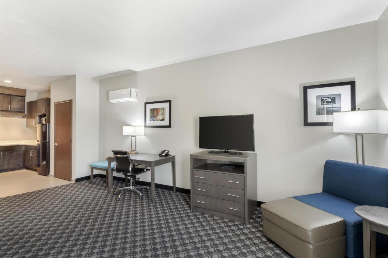 King Suite with Sofa Bed and Kitchenette at Best Western Plus Waller Hotel