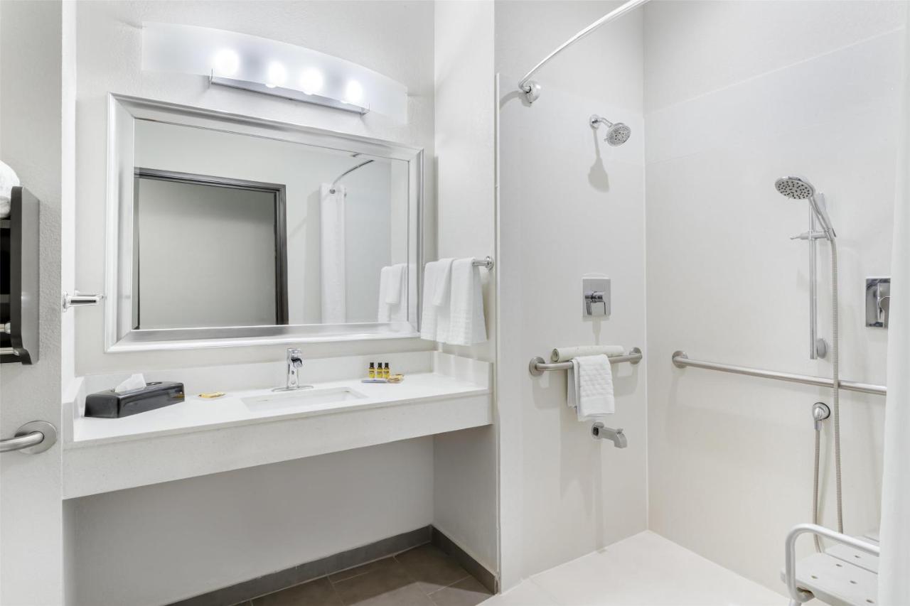 Queen Room with Two Queen Beds and Roll-In Shower - Disability Access at Best Western Plus Waller Hotel