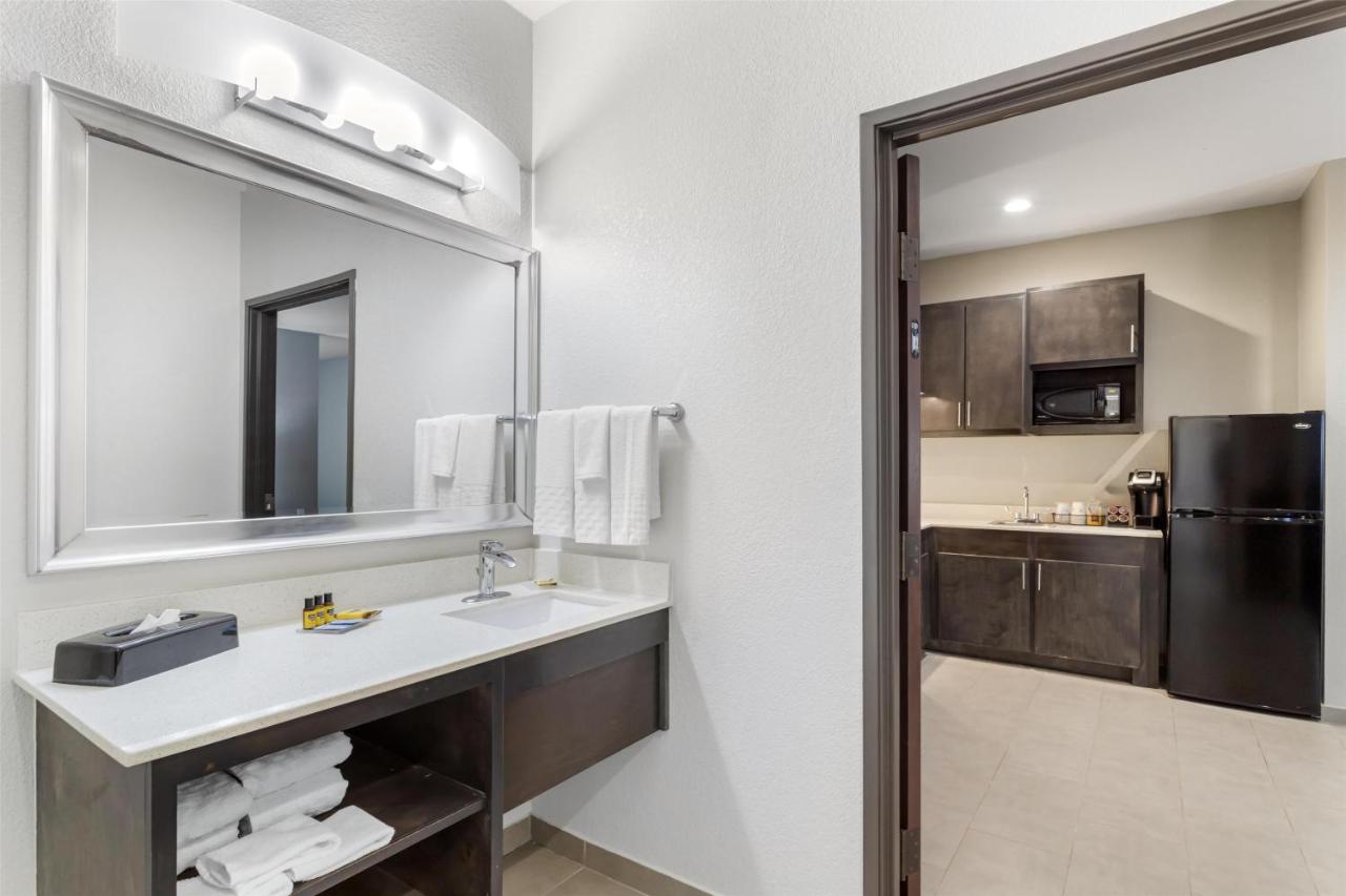 | Best Western Plus Waller Hotel