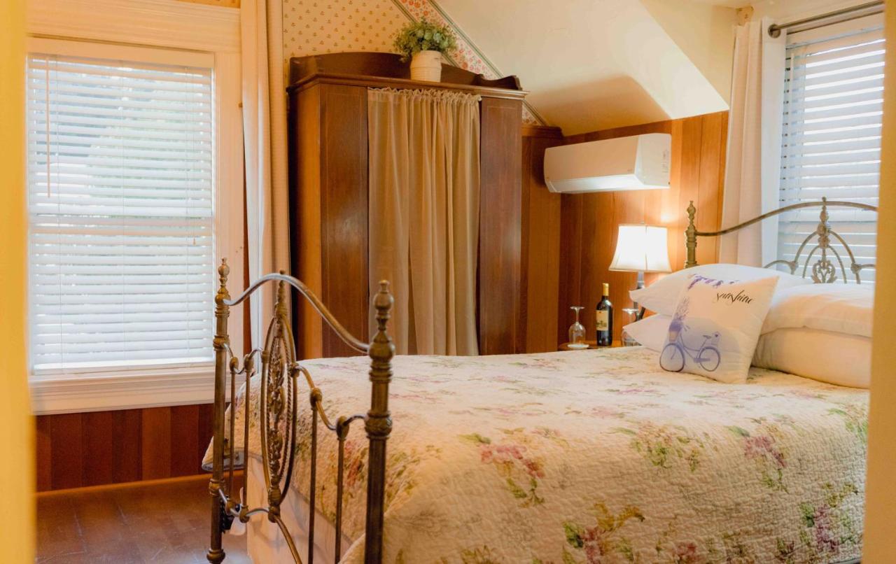 | Cabernet House, an Old World Inn