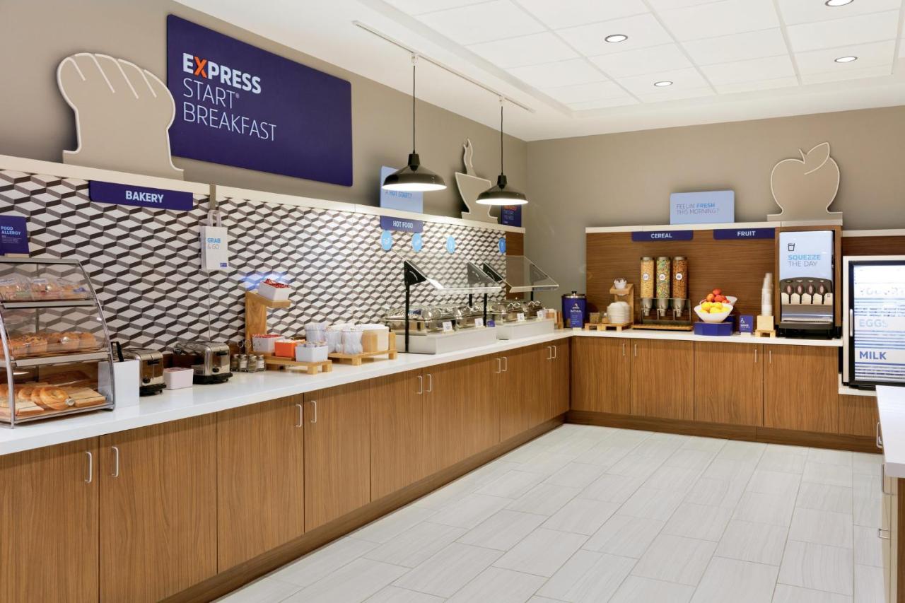 | Holiday Inn Express Hotel & Suites Cleveland-Streetsboro, an IHG Hotel