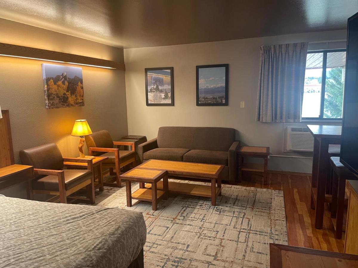 Deluxe Queen Room at Rocker Inn