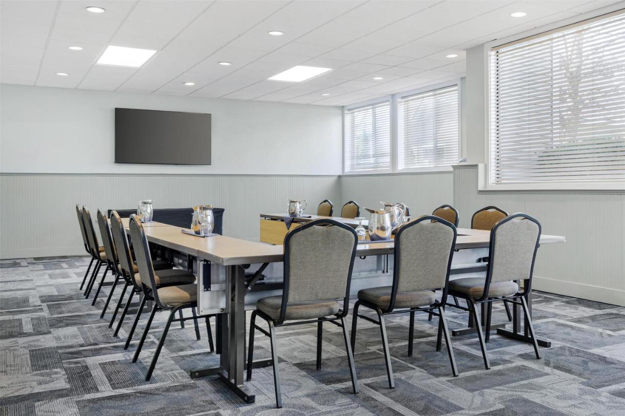 | Best Western Plus Windjammer Inn & Conference Center
