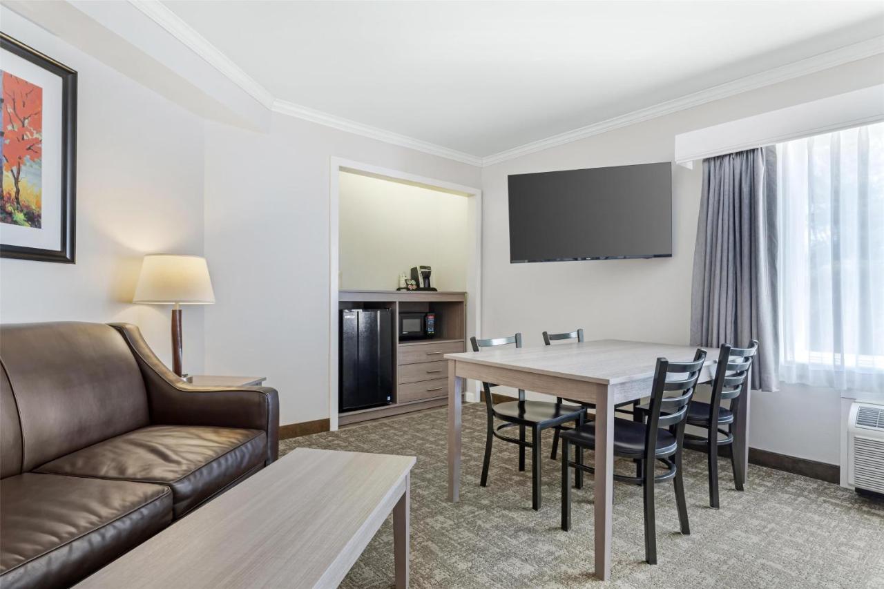 | Best Western Plus Windjammer Inn & Conference Center