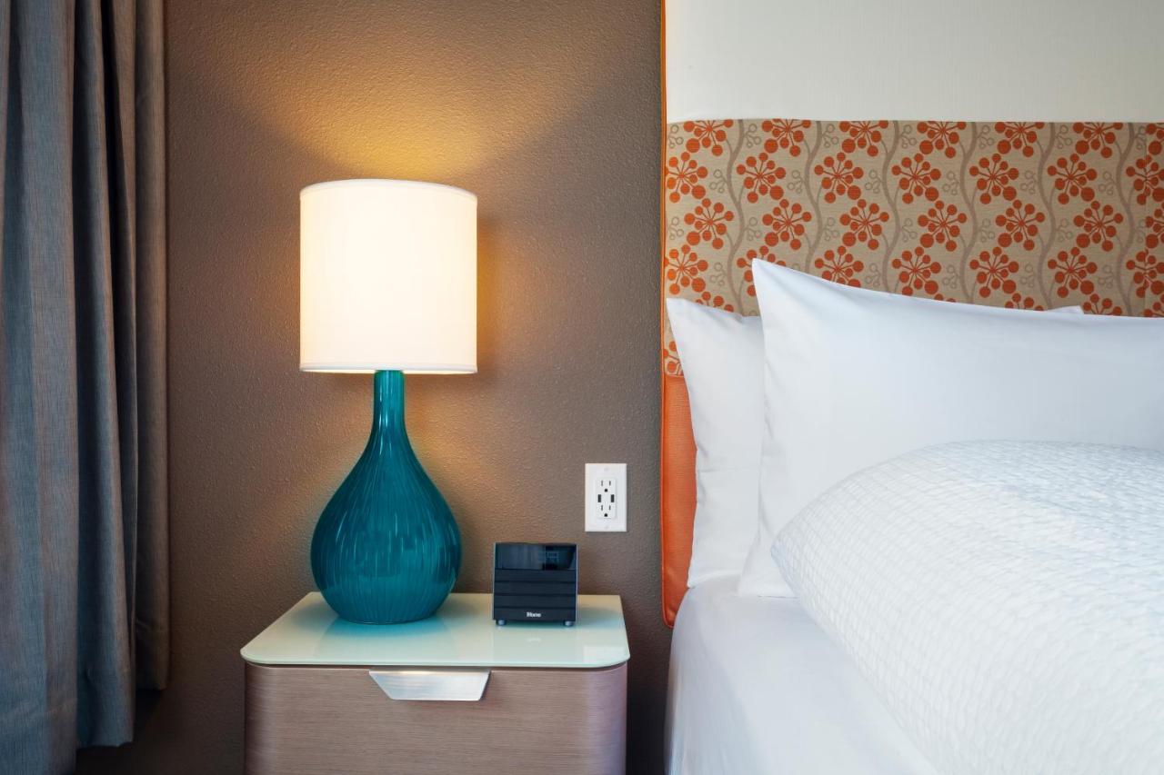 Traditional Queen Room at Staypineapple, University Inn, University District Seattle