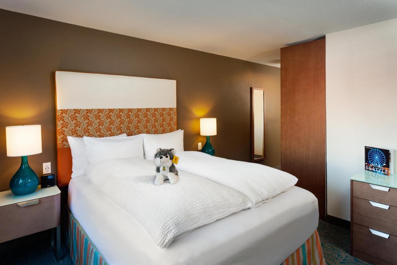 Traditional Queen Room at Staypineapple, University Inn, University District Seattle