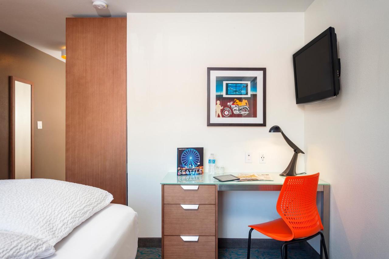Traditional Queen Room at Staypineapple, University Inn, University District Seattle