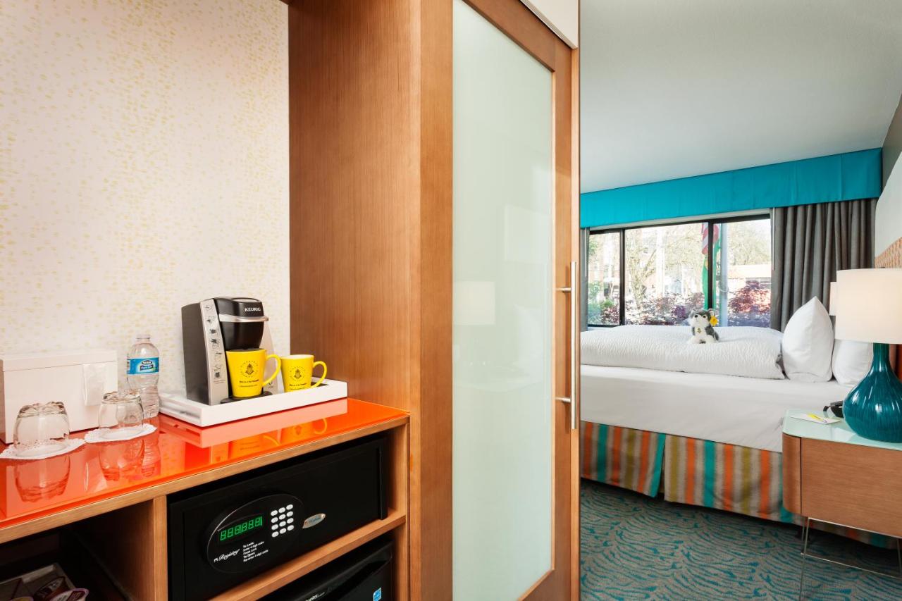 Traditional Queen Room at Staypineapple, University Inn, University District Seattle