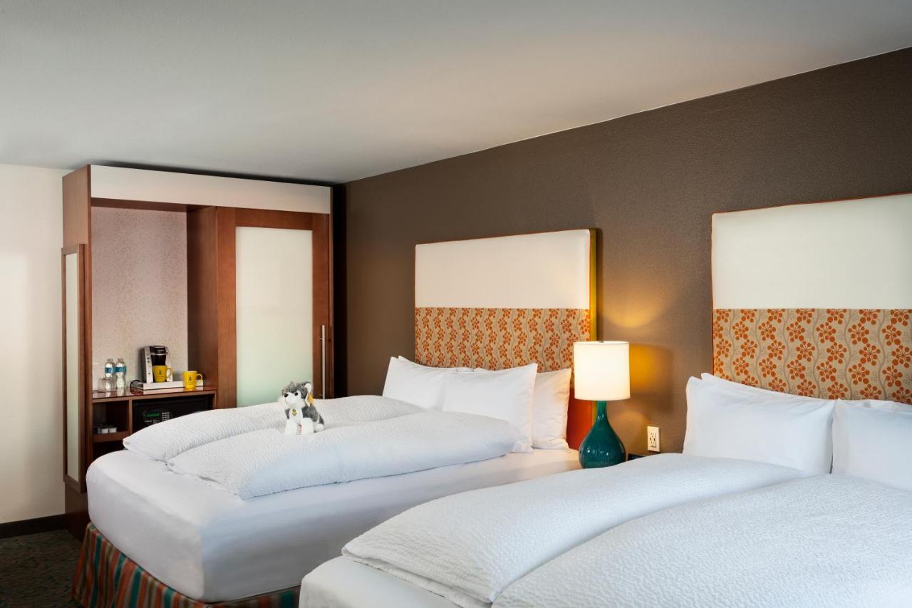 Traditional Queen Room with Two Queen Beds at Staypineapple, University Inn, University District Seattle