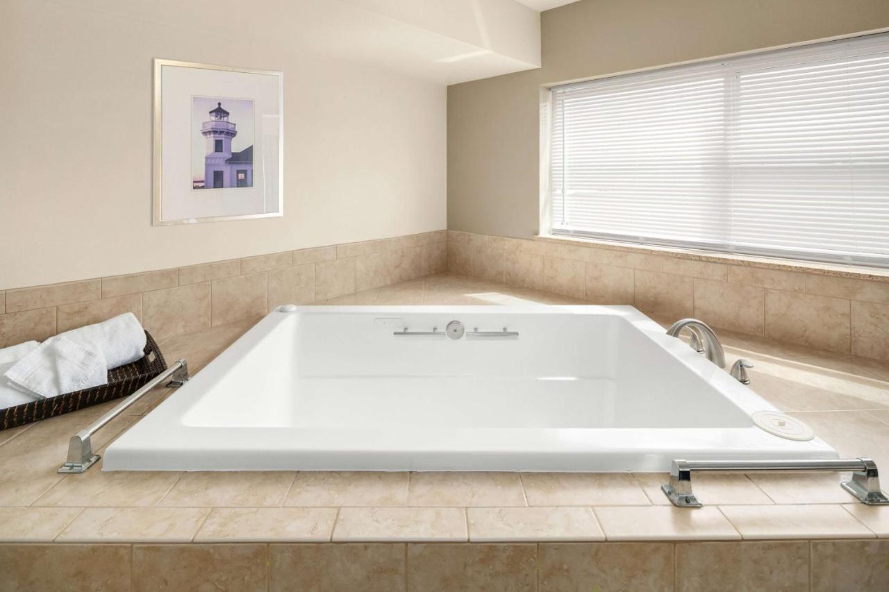 | Executive Residency by Best Western Navigator Inn & Suites