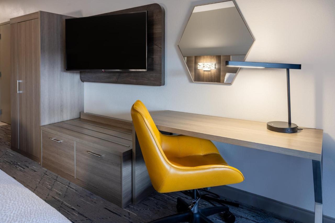 King Suite at Holiday Inn Express & Suites Flowood by IHG