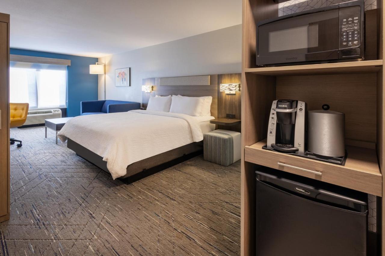 King Suite at Holiday Inn Express & Suites Flowood by IHG