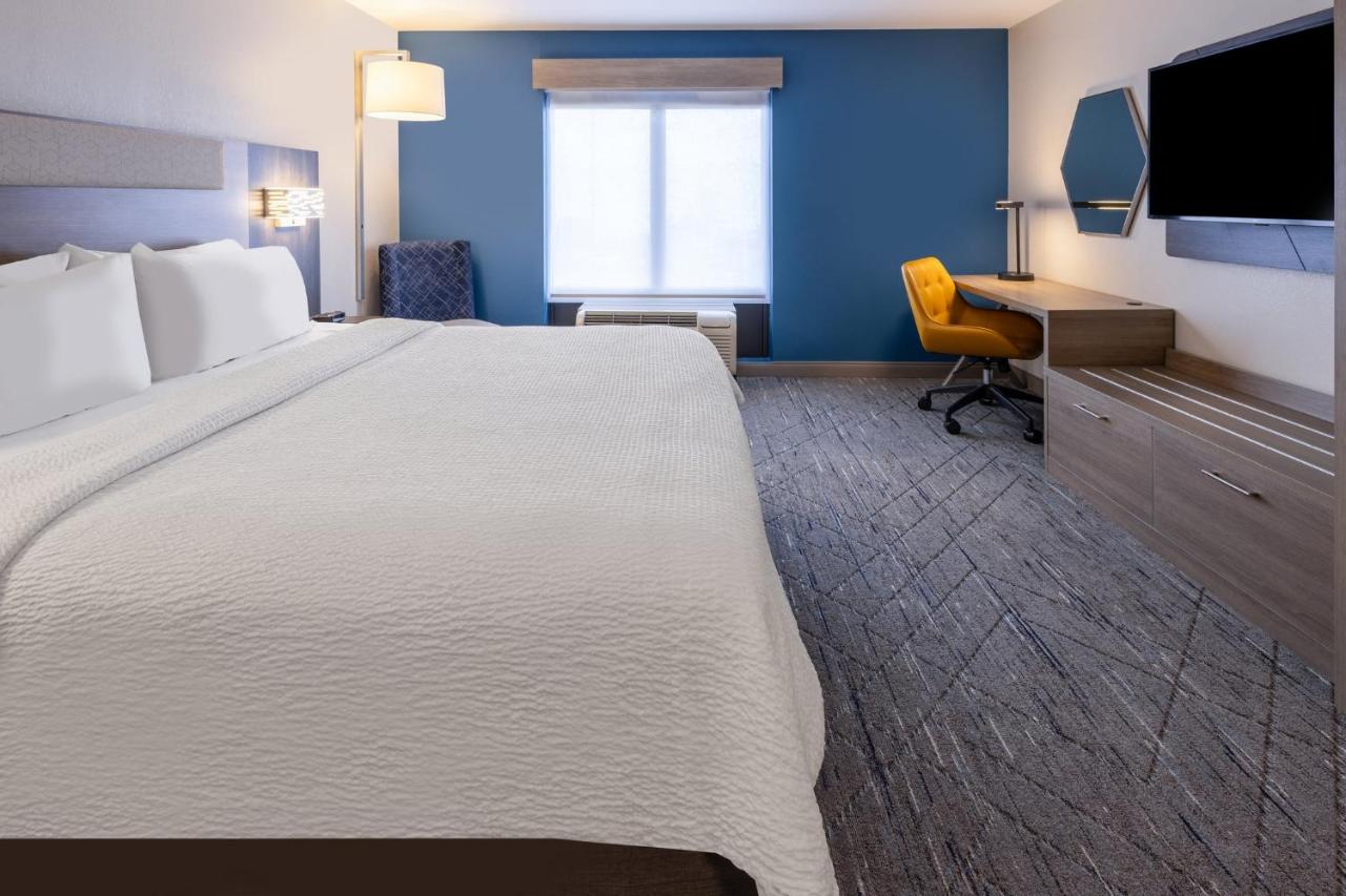 King Room at Holiday Inn Express & Suites Flowood by IHG
