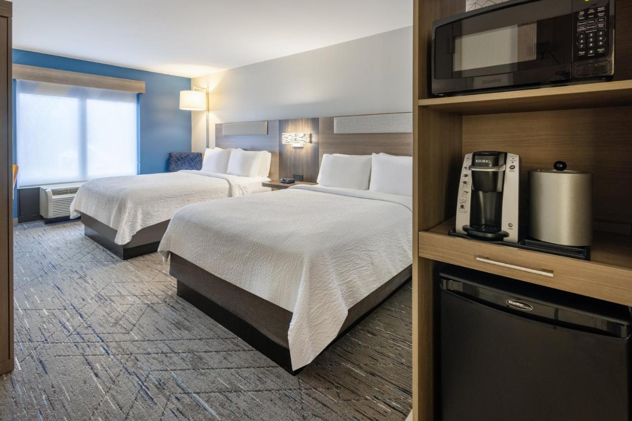 Queen Room with Two Queen Beds at Holiday Inn Express & Suites Flowood by IHG